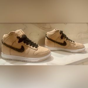Nike - Women High Top Dunks (Tan Leather)